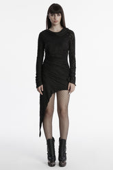Schwarzes langärmeliges unregelmäßiges Kapuzenkleid mit asymmetrischem Riss für Frauen auf einem Punk-Musikfestival